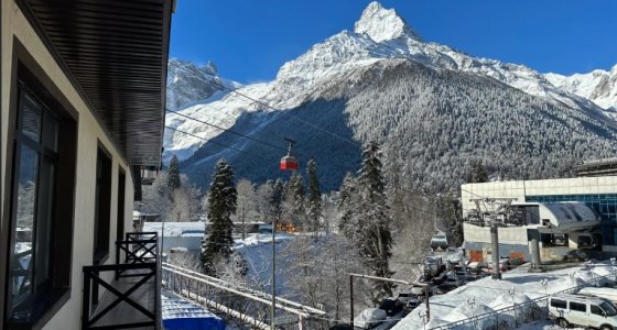 In the immediate vicinity of the cable car